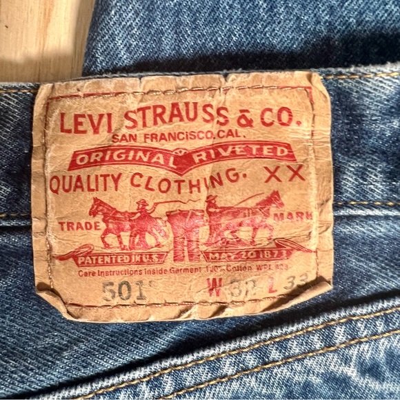 Lᴇᴠɪ’s 501 5 Pᴏᴄᴋᴇᴛ Bᴜᴛᴛᴏɴ Fʟʏ Jᴇᴀɴs - Picture 6 of 11